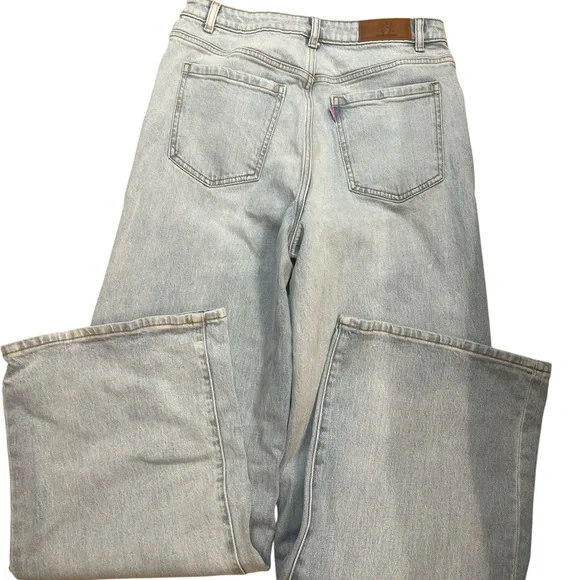 Light Wash Women’s Jeans - Picture 2 of 5